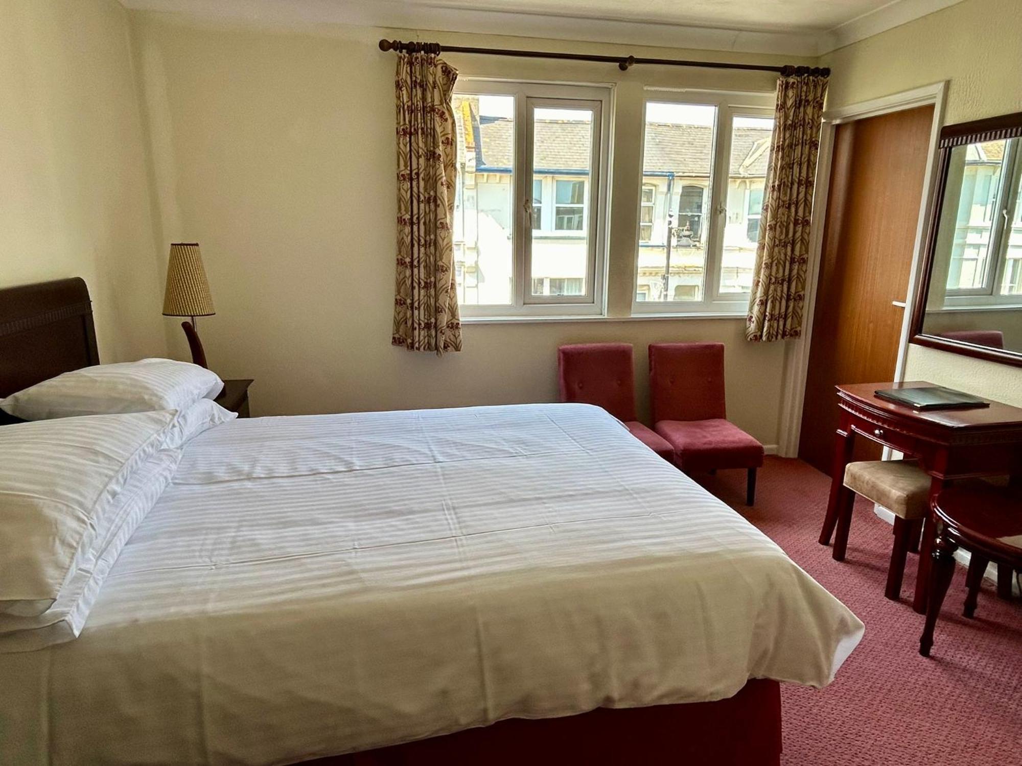 Regent Court - Seafront, Sandown - Free Car Ferry For Bookings Of 3 Or More Nights, Subject To Availability 객실 사진