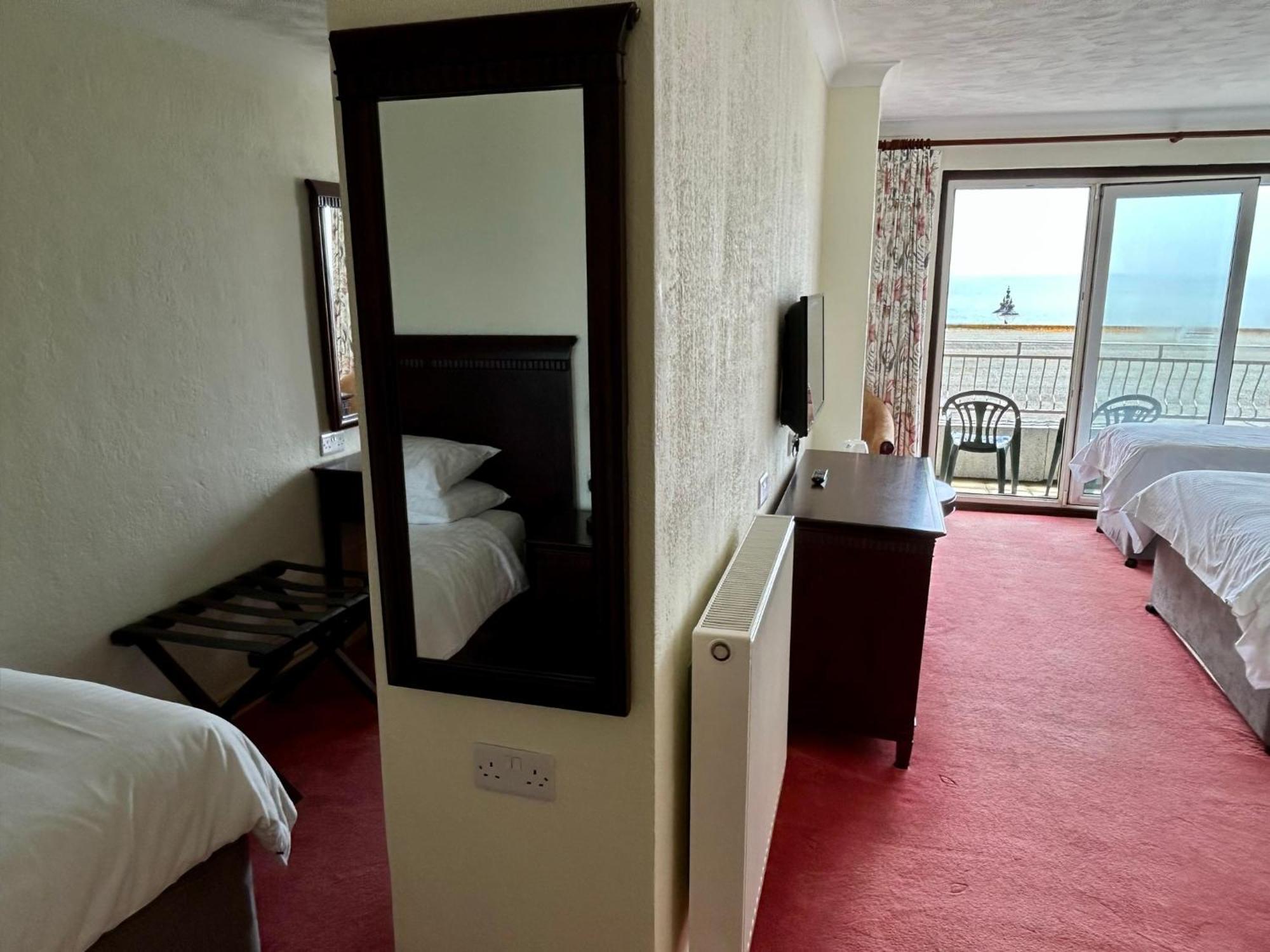 Regent Court - Seafront, Sandown - Free Car Ferry For Bookings Of 3 Or More Nights, Subject To Availability 객실 사진