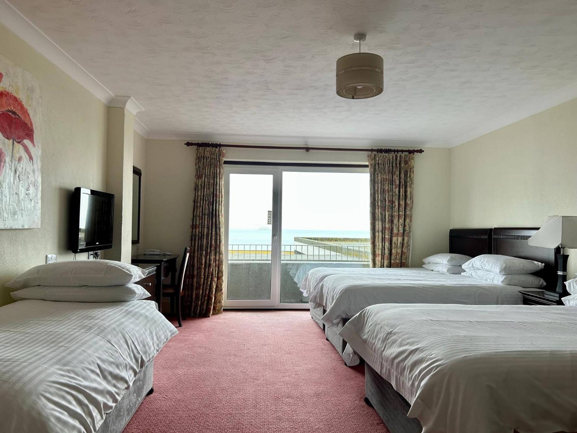 Regent Court - Seafront, Sandown - Free Car Ferry For Bookings Of 3 Or More Nights, Subject To Availability 객실 사진