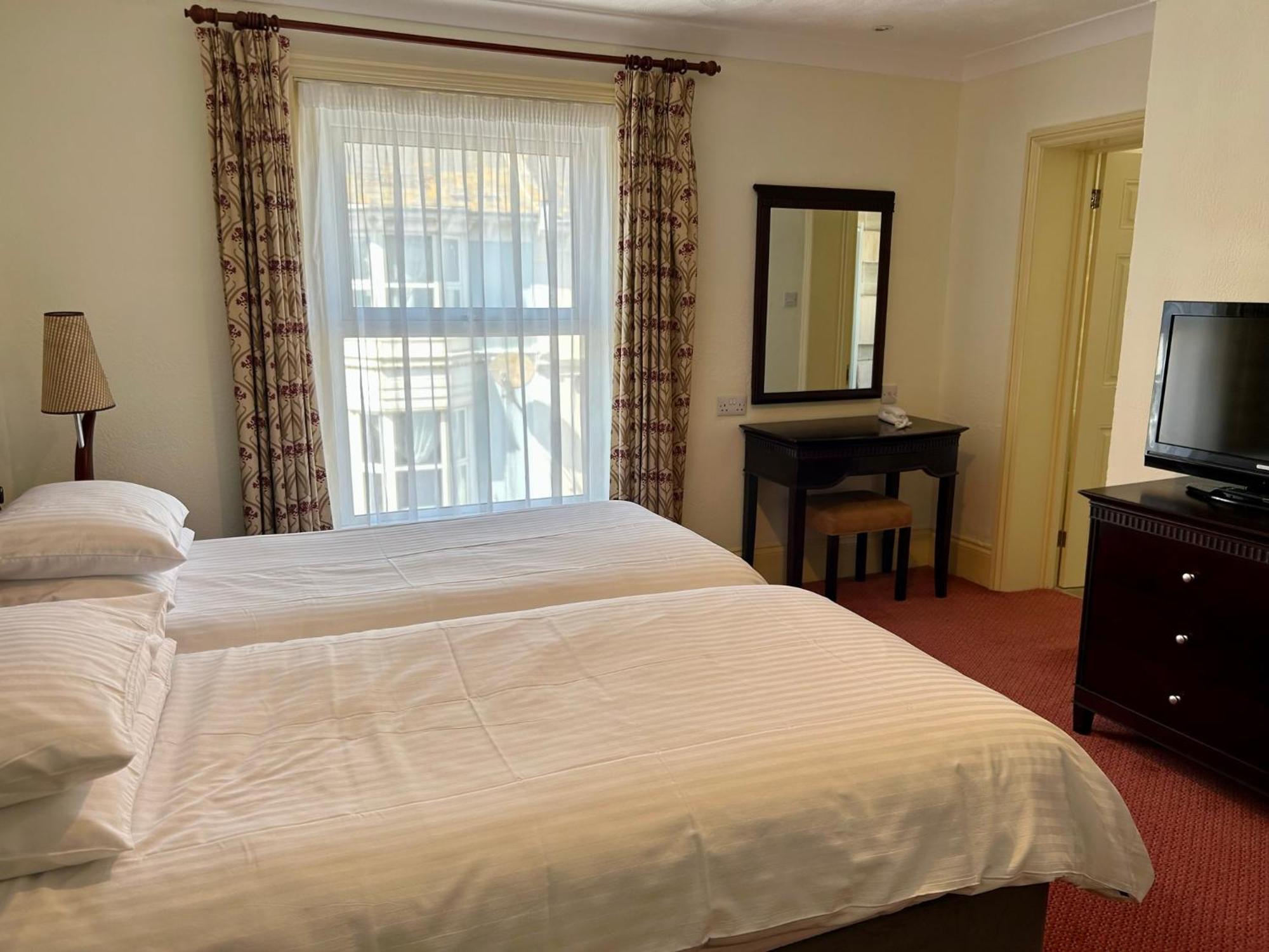Regent Court - Seafront, Sandown - Free Car Ferry For Bookings Of 3 Or More Nights, Subject To Availability 객실 사진